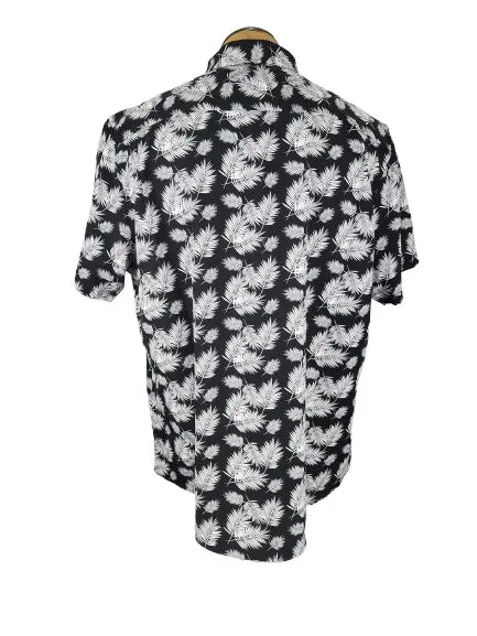 International report men's black and white shirt size XXL - Solé Resale Boutique thrift
