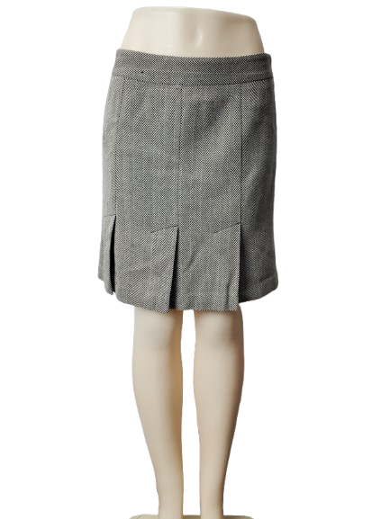 Gray houndstooth patterned skirt on a mannequin against a white background