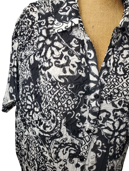 Black and white patterned kimono-style garment on a mannequin.